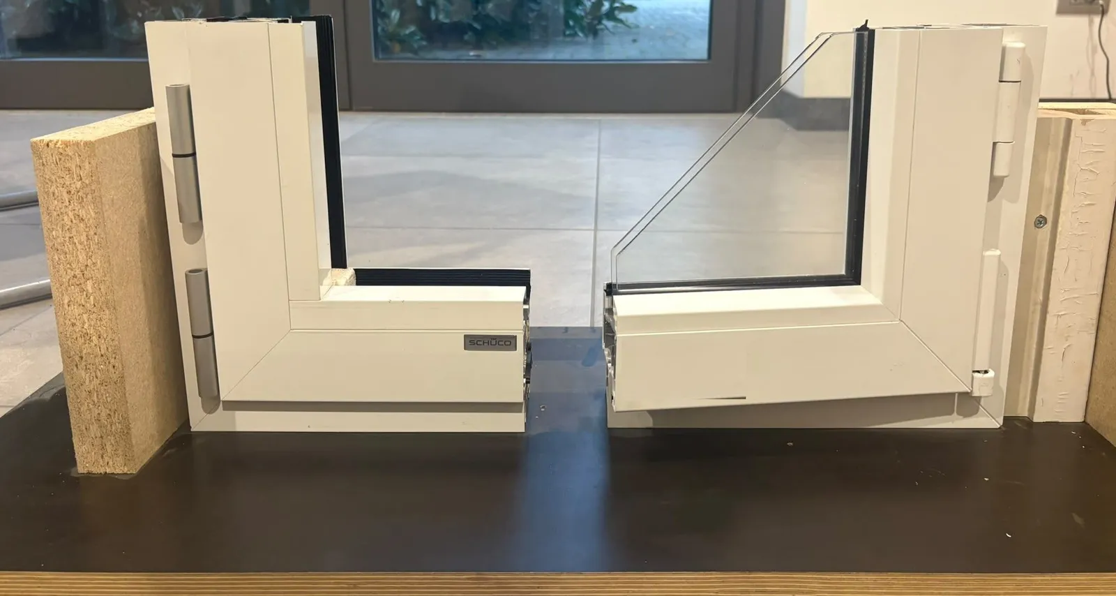 Campione in showroom a confronto: a sinistra il serramento posato togliendo il vecchio telaio, a destra posato sopra il vecchio telaio in legno, con il vetro più piccolo