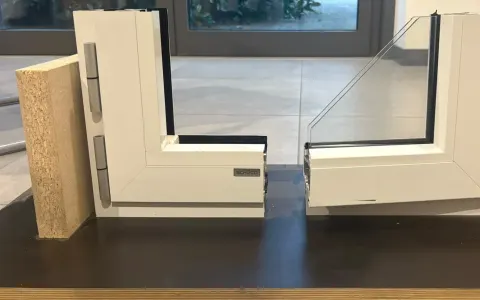Campione in showroom: serramento posato con e senza il vecchio telaio