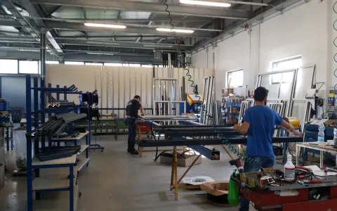 Il laboratorio di Maspero a Como, con i profili in alluminio sui banchi di lavoro