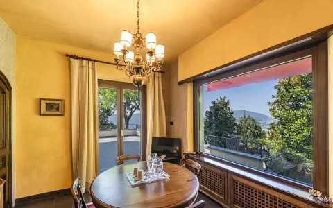 Sala da pranzo abitata con grande finestra panoramica sul lago