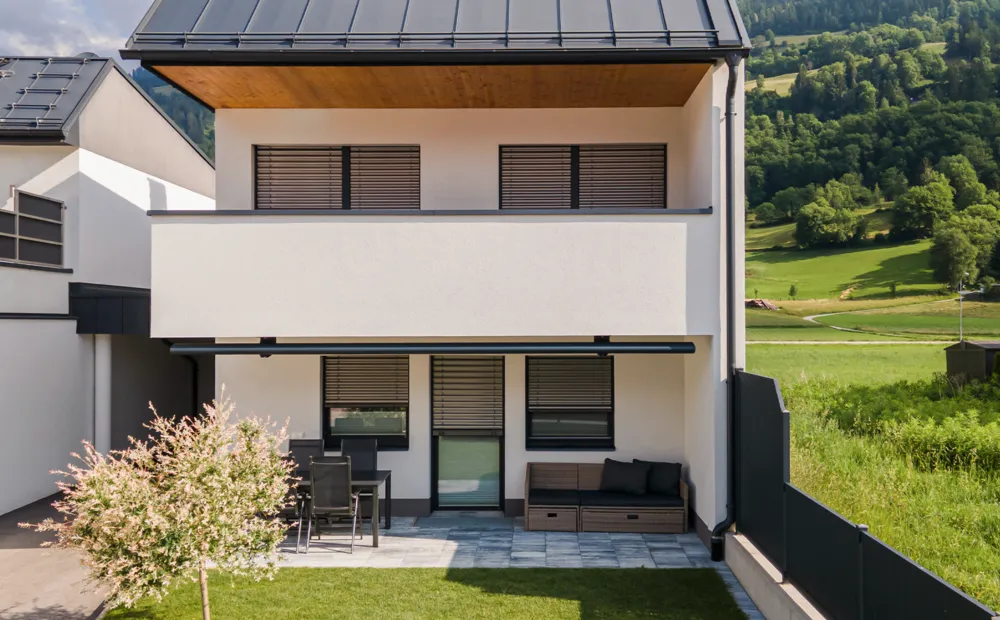Casa con frangisole orientabili alle finestre, in parte abbassati