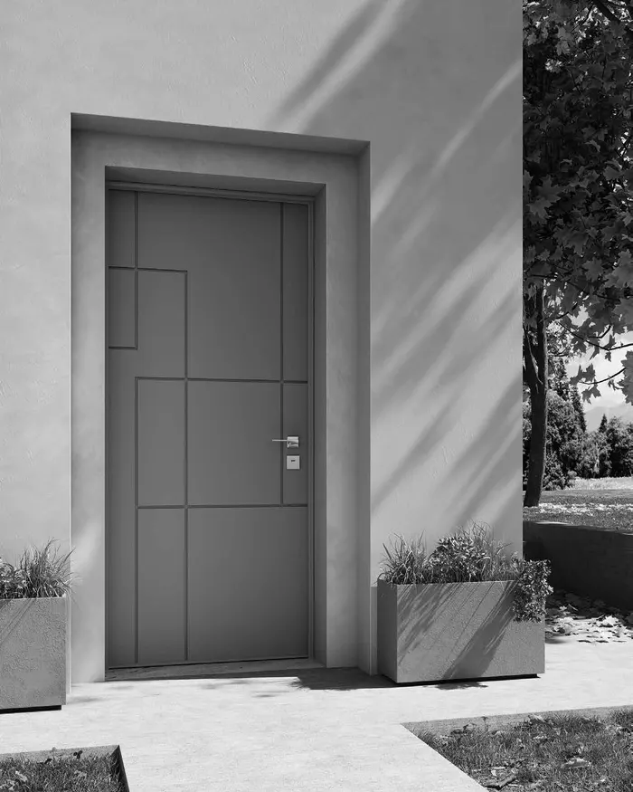 Porta blindata grigia con pannelli geometrici sull’ingresso di una casa