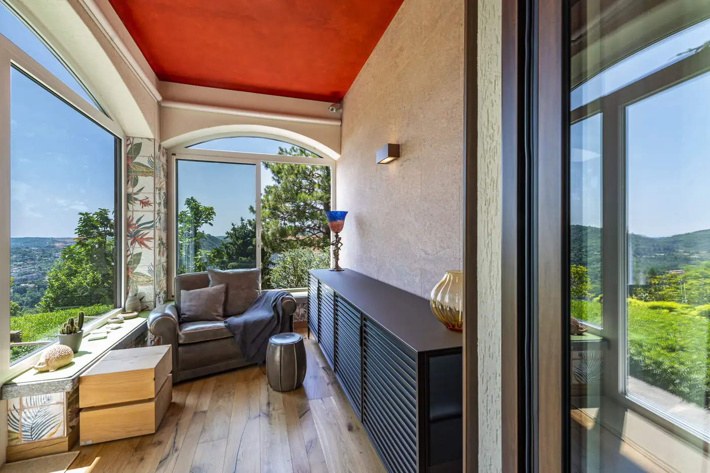 Villa sul lago con grandi serramenti in alluminio
